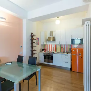 Apartment Navigli 6 Deluxe, Milan